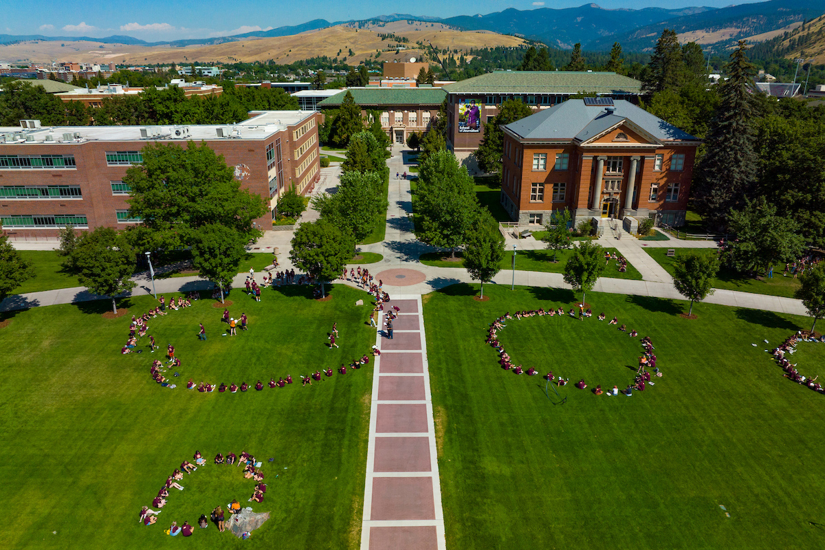 Students gather in groups on the Oval during Orientation